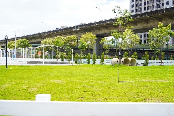 馬卡龍公園原址為垃圾掩埋場，最大特色是全公園設施為馬卡龍色系