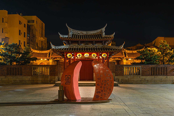 龍山寺前的巨大聖筊。(圖／彰化縣政府，以下同)