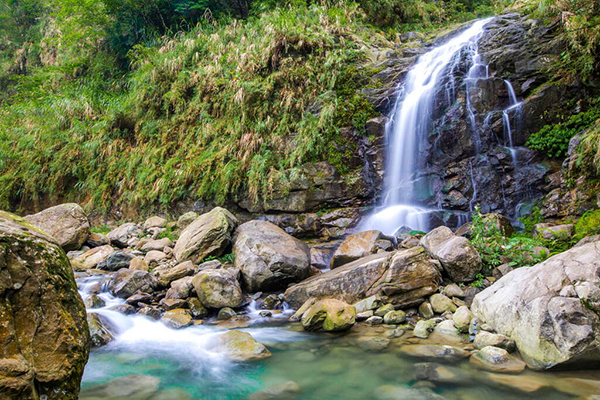 觀音瀑布風景區不須攀爬，輕鬆即可看見的瀑布美景。(圖／阿里山國家風景區管理處)