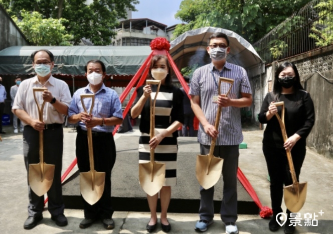 錦町日式宿舍群動土儀式合影(左起大樂司文創股份有限公司羅宜富總經理、錦泰里范燕淇里長、大樂司文創股份有限公司楊慰芬董事長、文化局田瑋副局長、戴小芹建築師)。