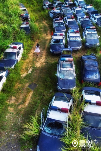 空拍警車車陣秘境的獨特氛圍。(圖／chein_lan，下同)