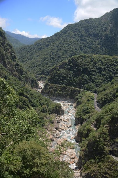 山月吊橋可眺望環流丘、溪畔與立霧溪谷等景觀。