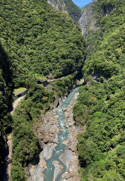 從山月吊橋眺望燕子口地形景觀。