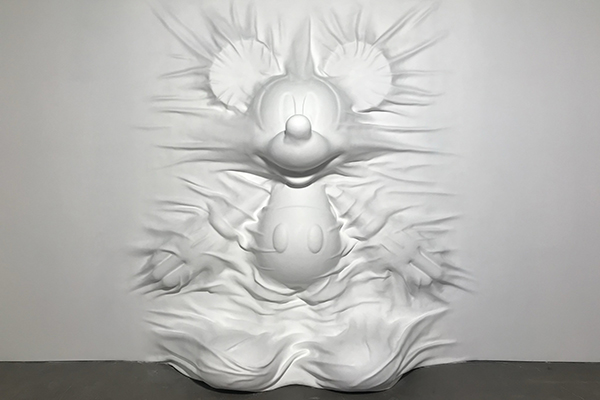 美國藝術家「Daniel Arsham」《Hiding Mickey》。