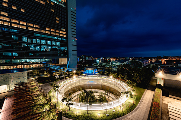 高雄市立圖書總館頂樓夜景「新灣花園」新亮點。（圖／高雄市立圖書總館，以下同）